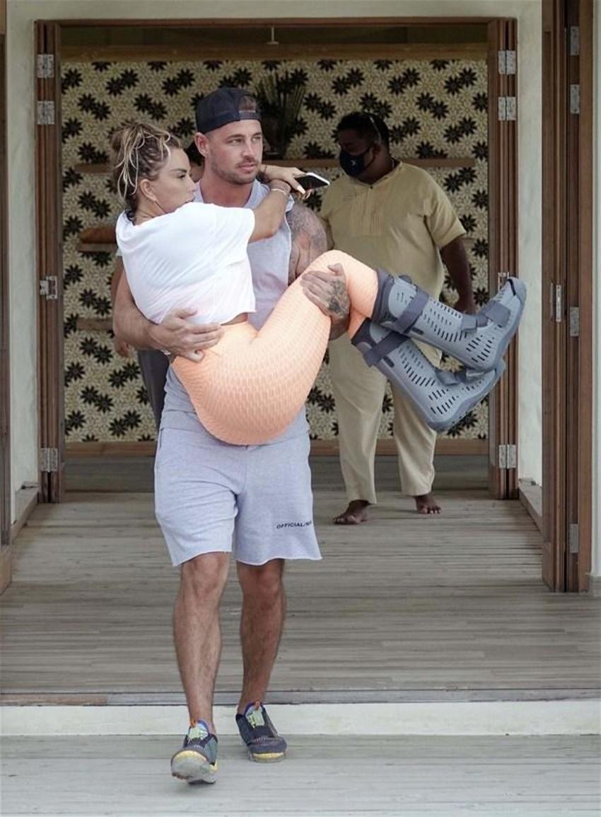 Katie Price yürümeyi unuttu
