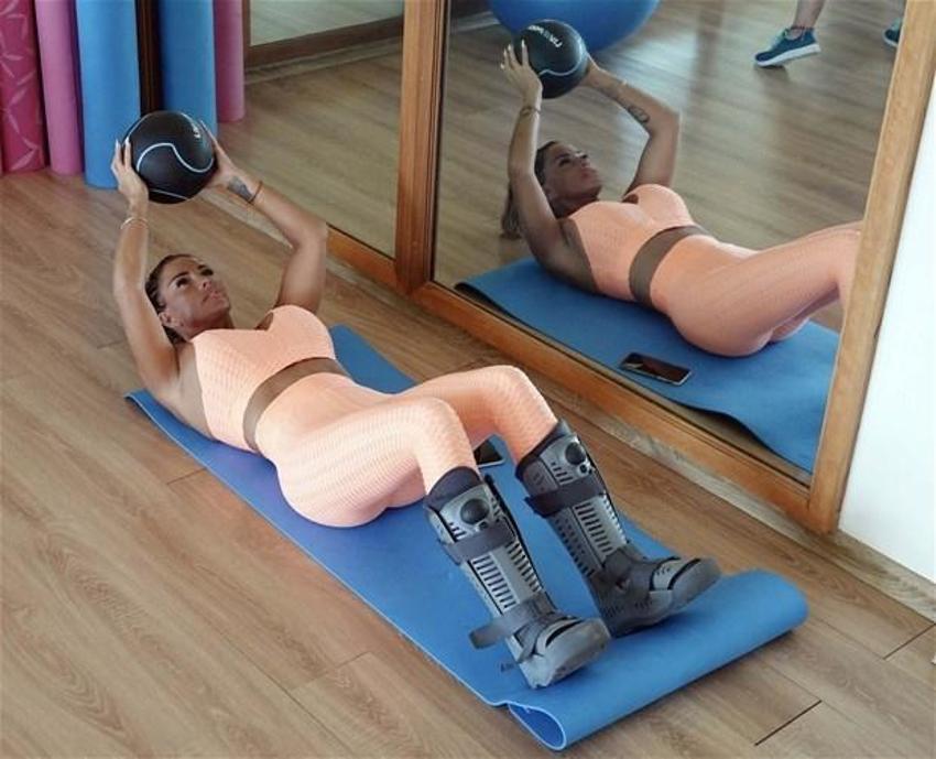 Katie Price yürümeyi unuttu