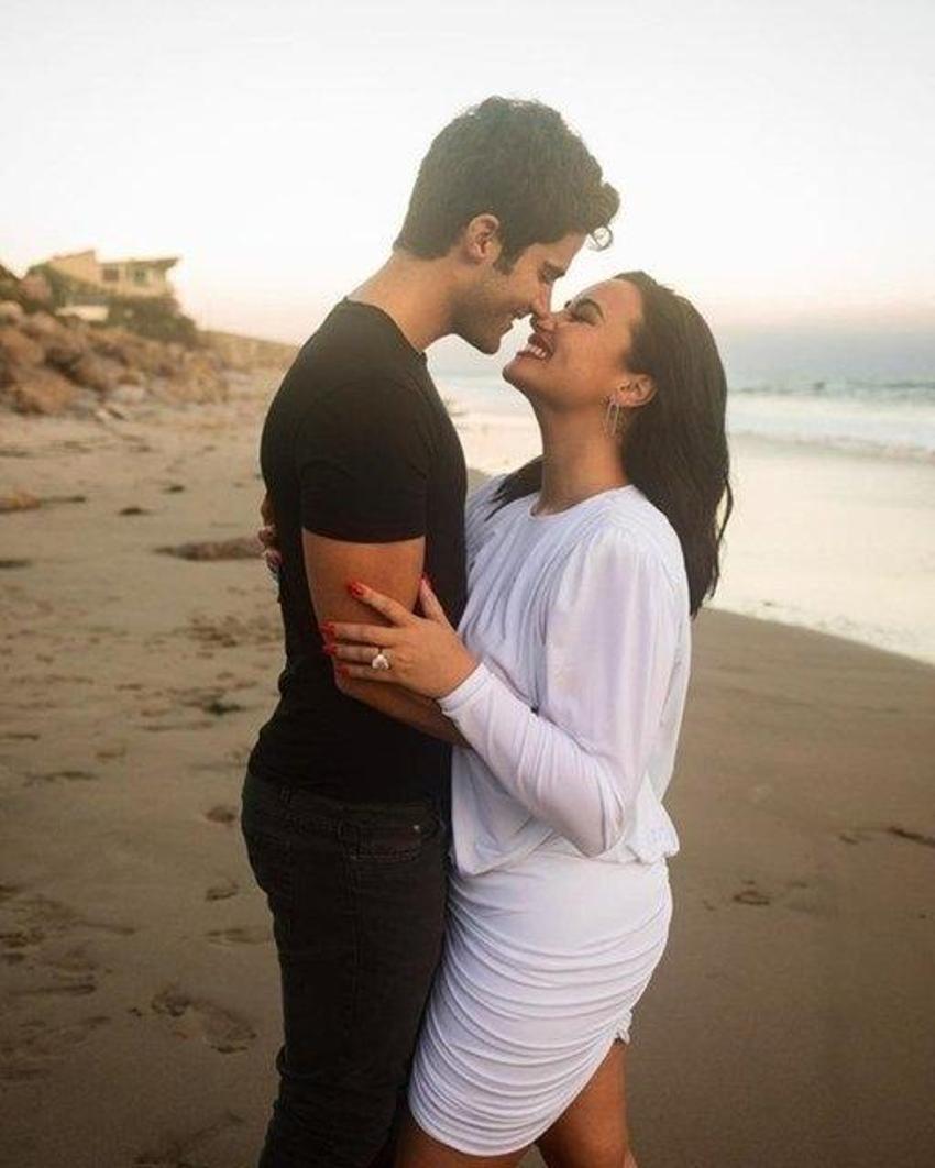 Demi Lovato nişan attı!