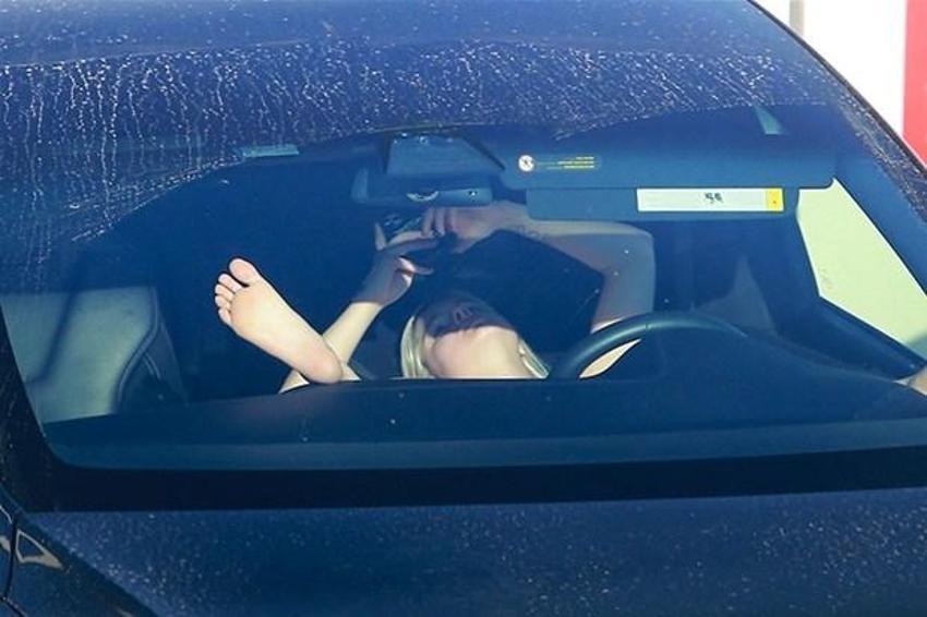 Ariel Winter aracını şarj ettirdi! İçine oturup...