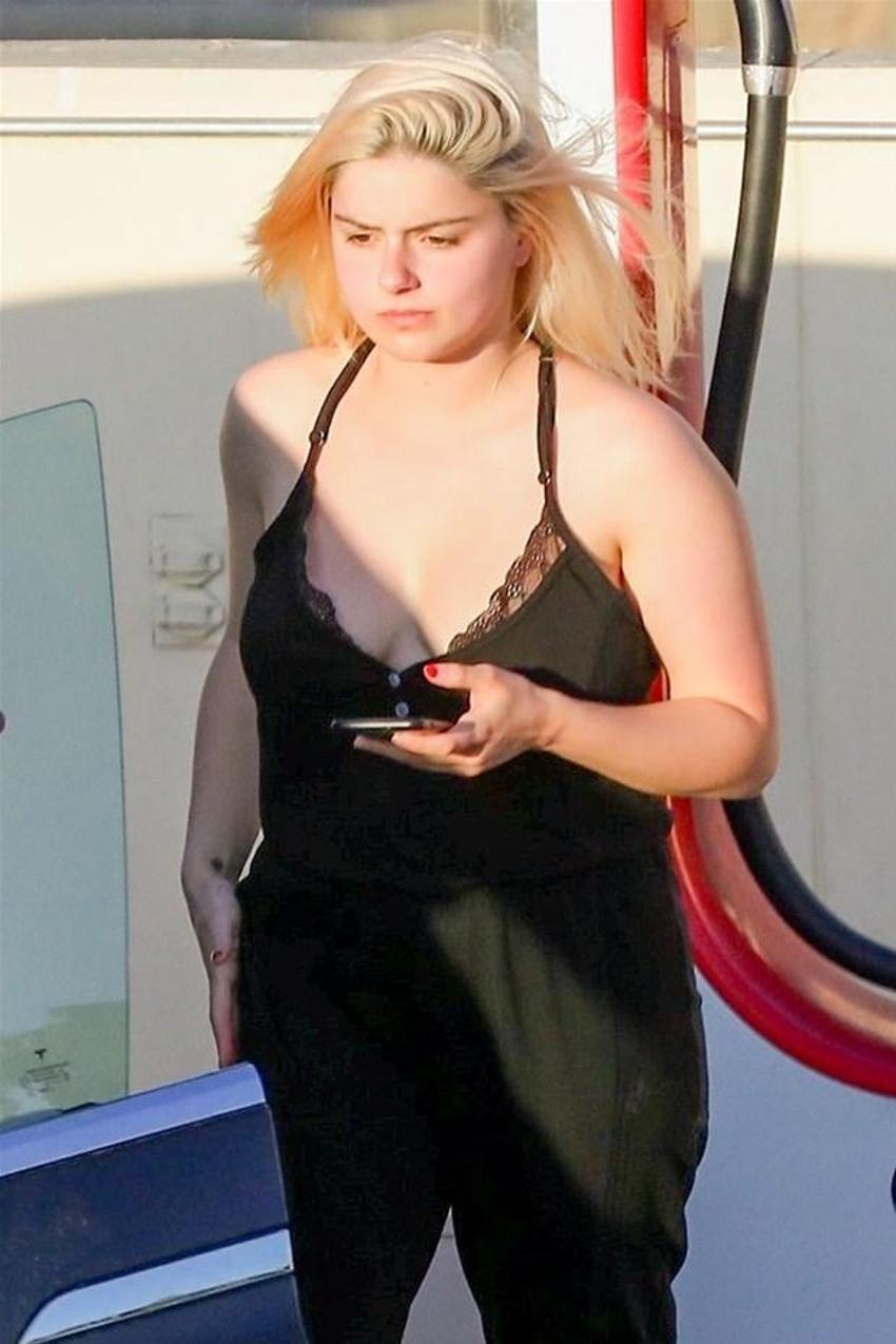 Ariel Winter aracını şarj ettirdi! İçine oturup...