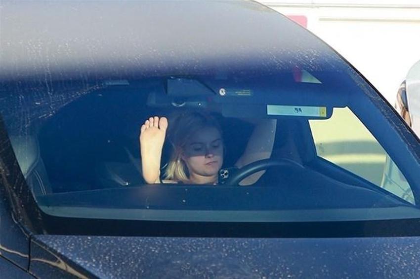 Ariel Winter aracını şarj ettirdi! İçine oturup...