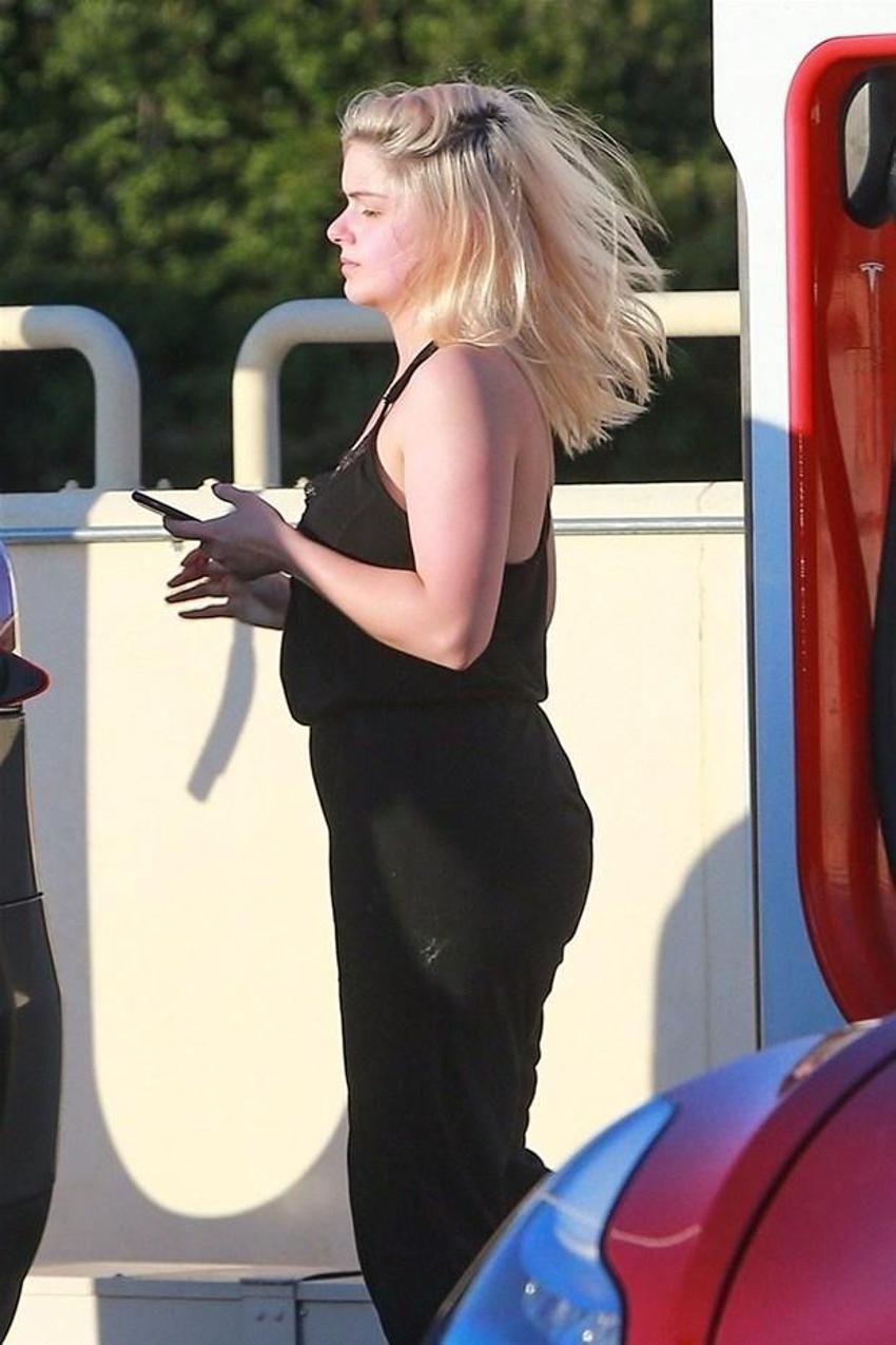Ariel Winter aracını şarj ettirdi! İçine oturup...