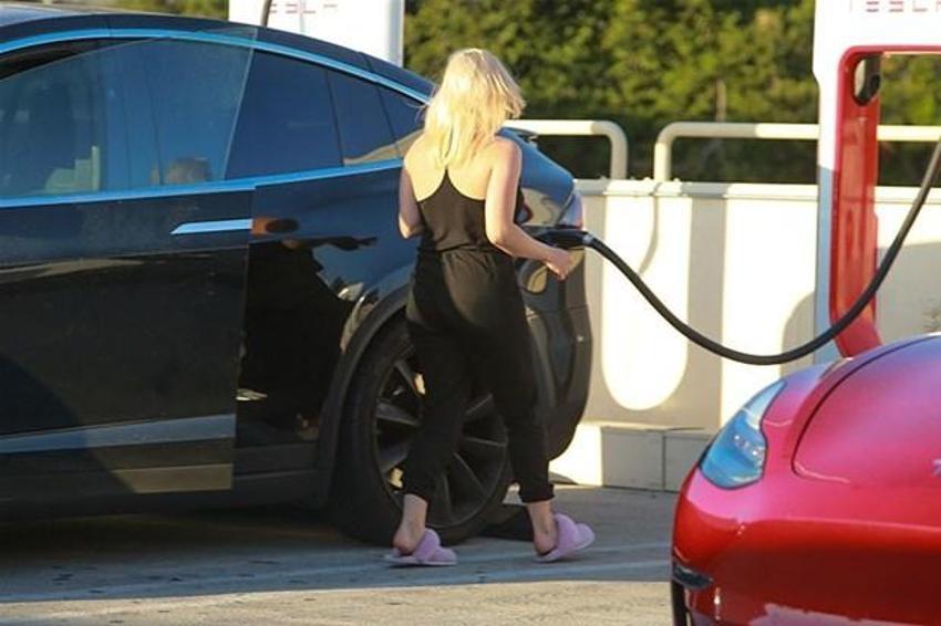 Ariel Winter aracını şarj ettirdi! İçine oturup...