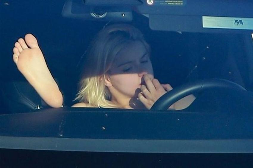 Ariel Winter aracını şarj ettirdi! İçine oturup...