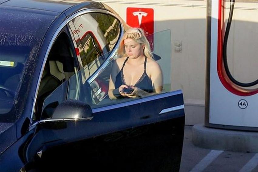 Ariel Winter aracını şarj ettirdi! İçine oturup...