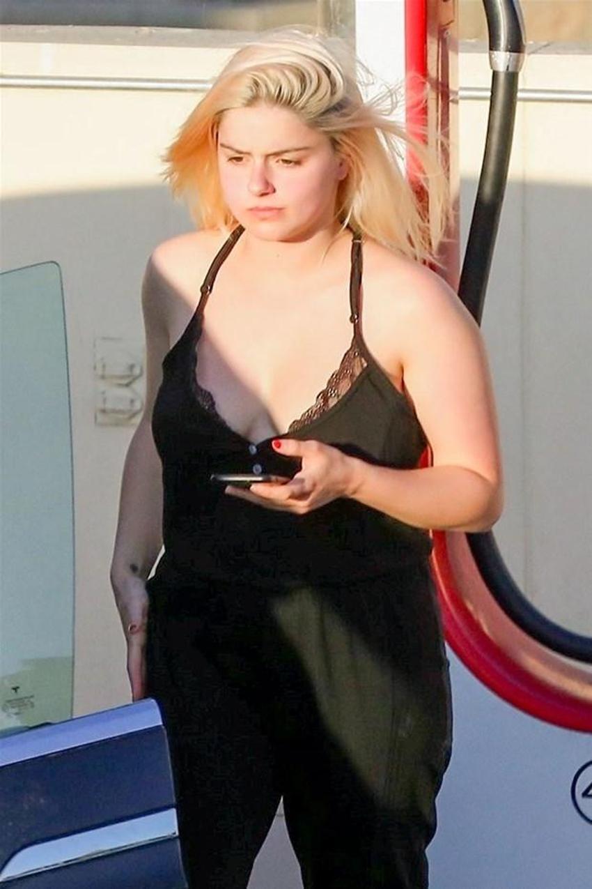 Ariel Winter aracını şarj ettirdi! İçine oturup...