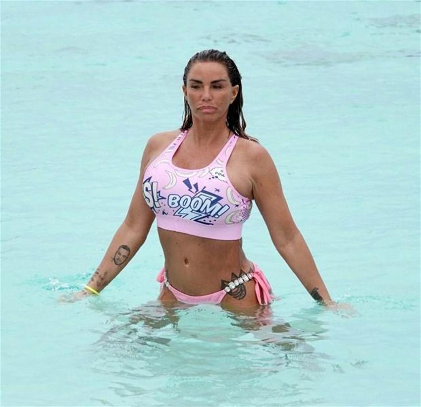 Katie Price ve sevgilisi denizde aşka geldi!