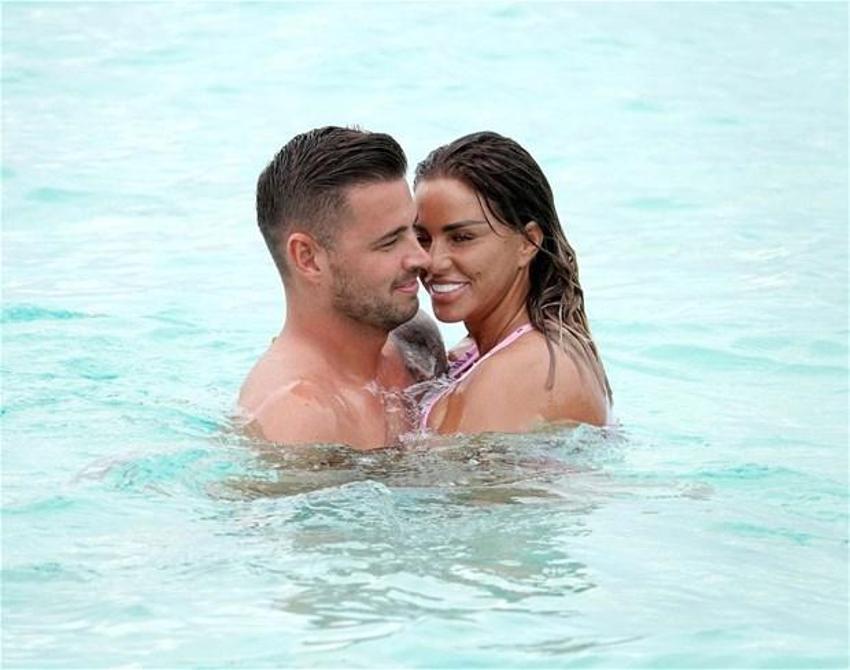Katie Price ve sevgilisi denizde aşka geldi!