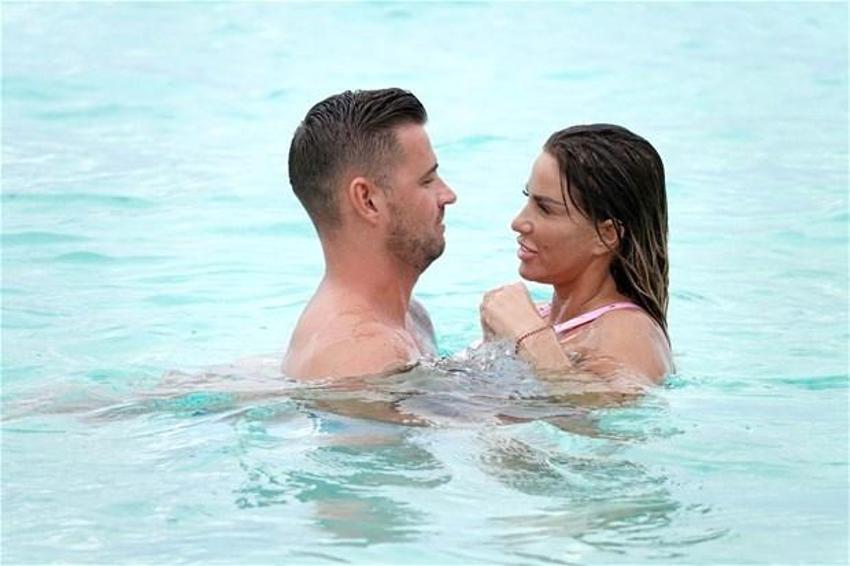 Katie Price ve sevgilisi denizde aşka geldi!