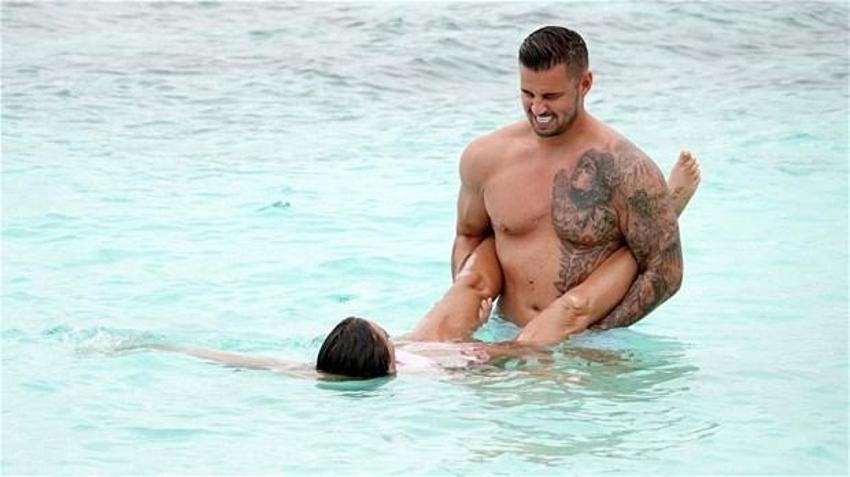 Katie Price ve sevgilisi denizde aşka geldi!