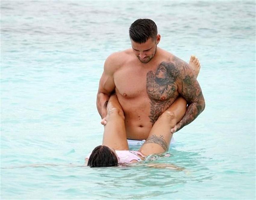 Katie Price ve sevgilisi denizde aşka geldi!