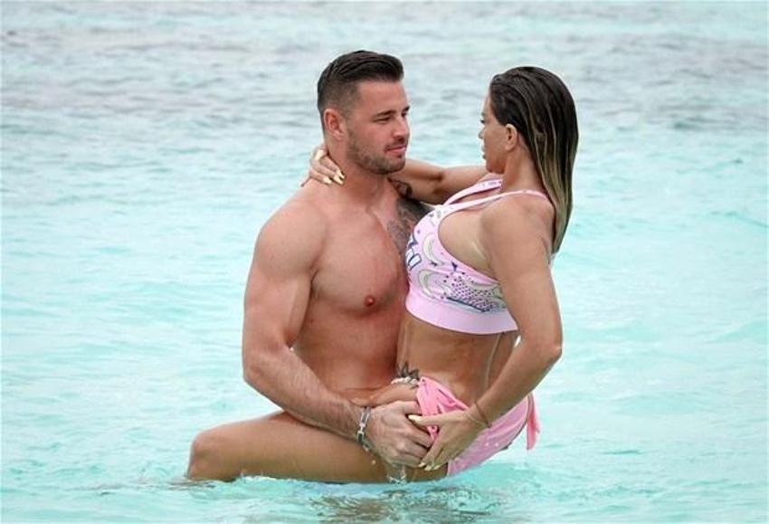 Katie Price ve sevgilisi denizde aşka geldi!