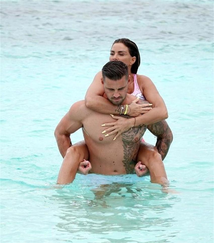 Katie Price ve sevgilisi denizde aşka geldi!
