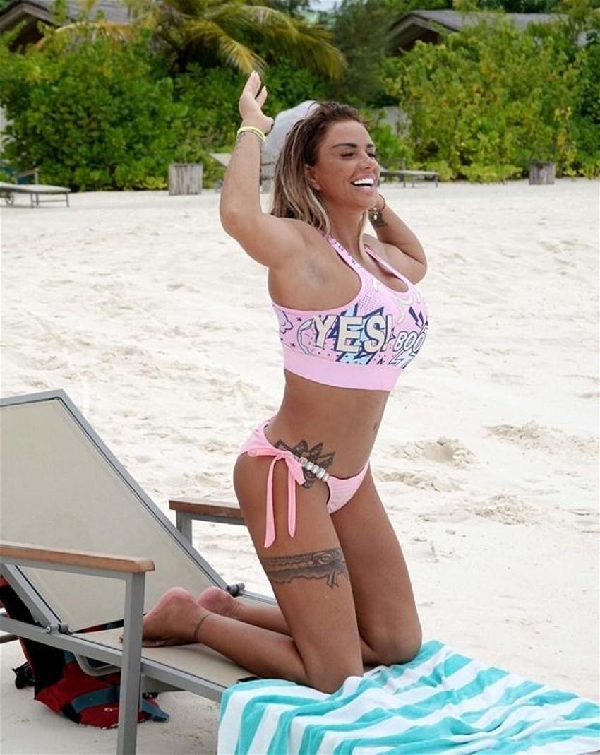 Katie Price ve sevgilisi denizde aşka geldi!