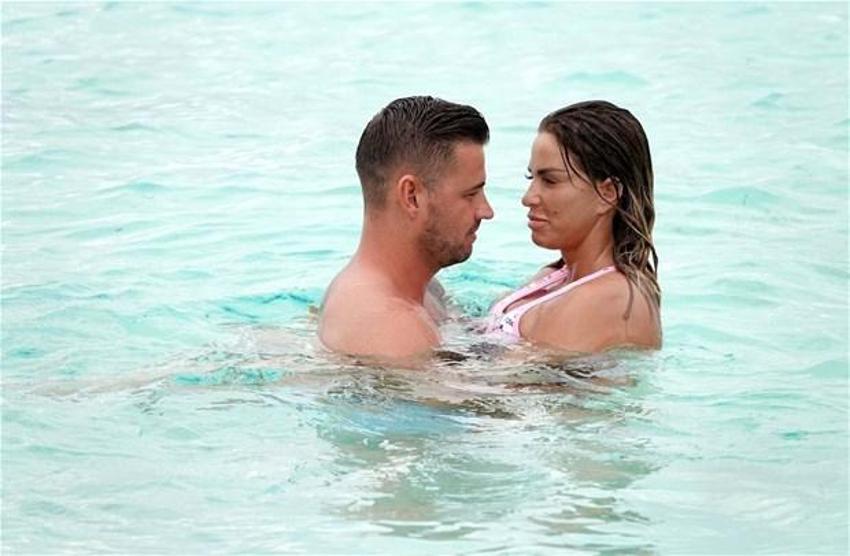 Katie Price ve sevgilisi denizde aşka geldi!