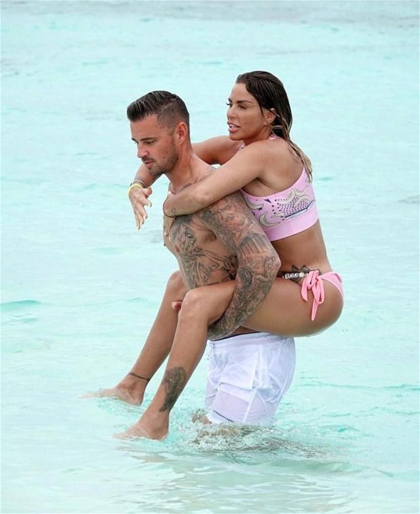 Katie Price ve sevgilisi denizde aşka geldi!