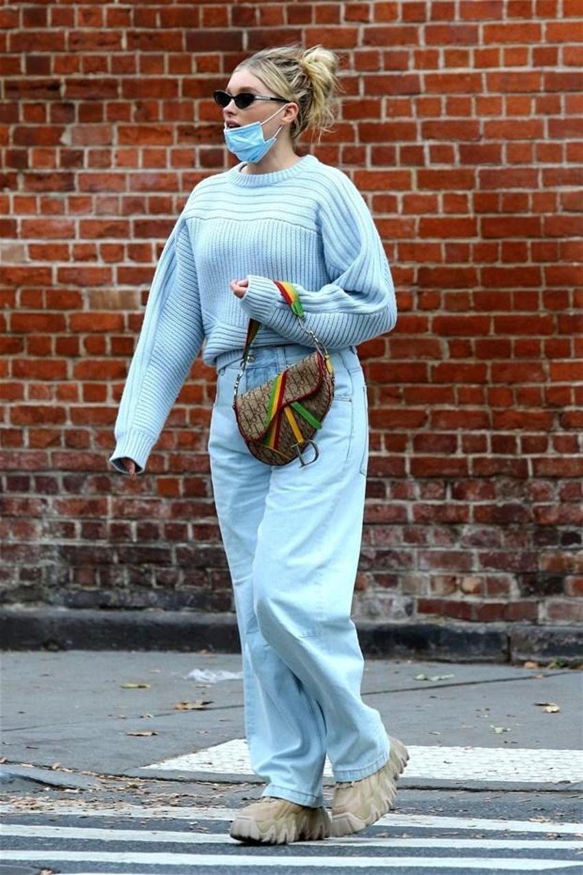 Elsa Hosk maskeyi yanlış taktı