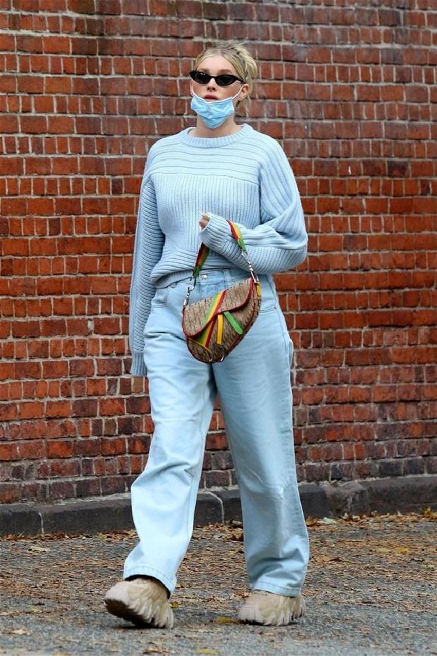 Elsa Hosk maskeyi yanlış taktı