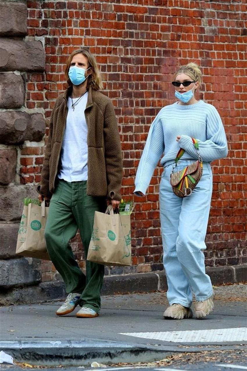 Elsa Hosk maskeyi yanlış taktı
