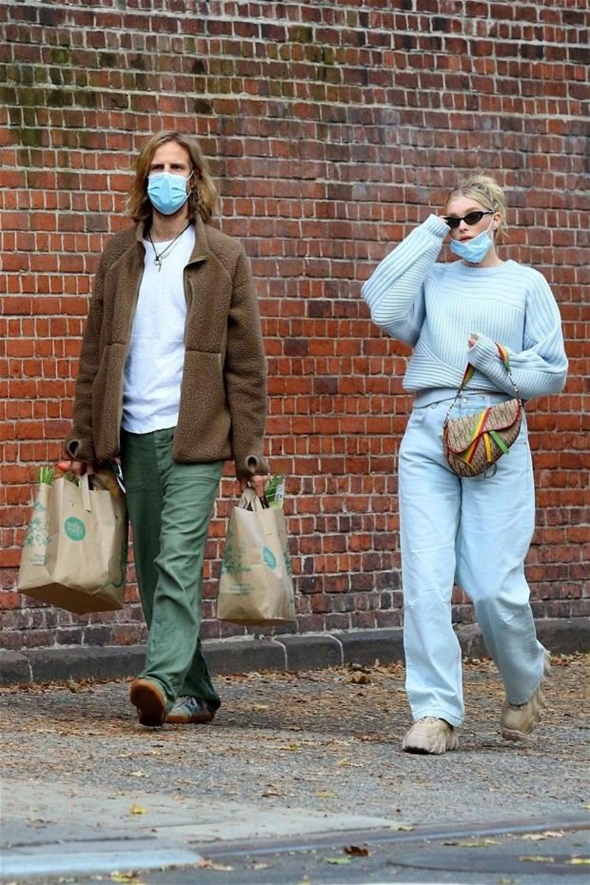 Elsa Hosk maskeyi yanlış taktı