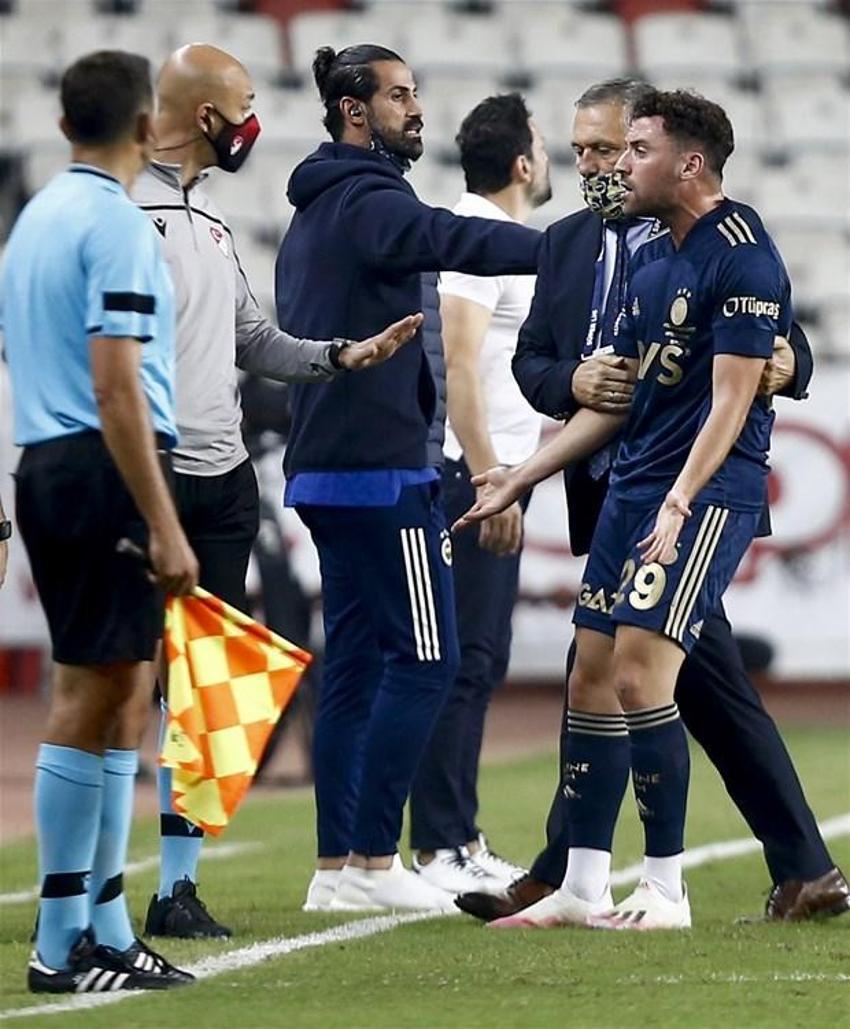 Saha içi karıştı Volkan Ballı zor zaptetti! 10 dakika olmuştu gireli