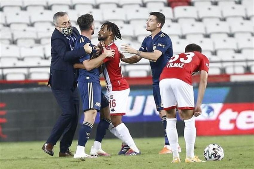 Saha içi karıştı Volkan Ballı zor zaptetti! 10 dakika olmuştu gireli