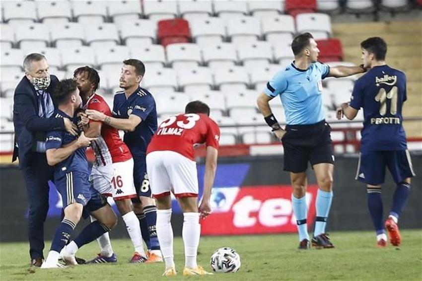 Saha içi karıştı Volkan Ballı zor zaptetti! 10 dakika olmuştu gireli