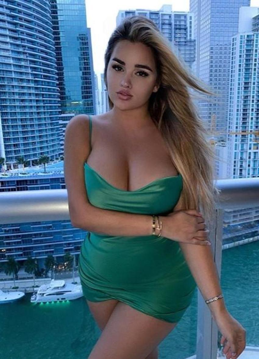 Rus Kardashian'dan olay pozlar! Yatak pozu...