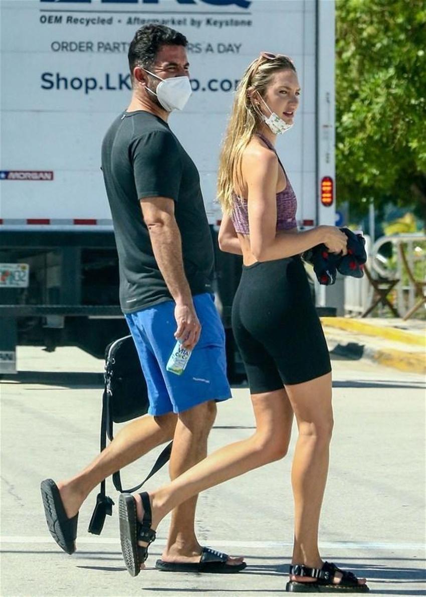 Candice Swanepoel, çocuklarıyla plaj keyfi yaptı