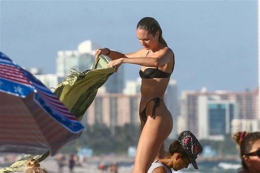 Candice Swanepoel, çocuklarıyla plaj keyfi yaptı