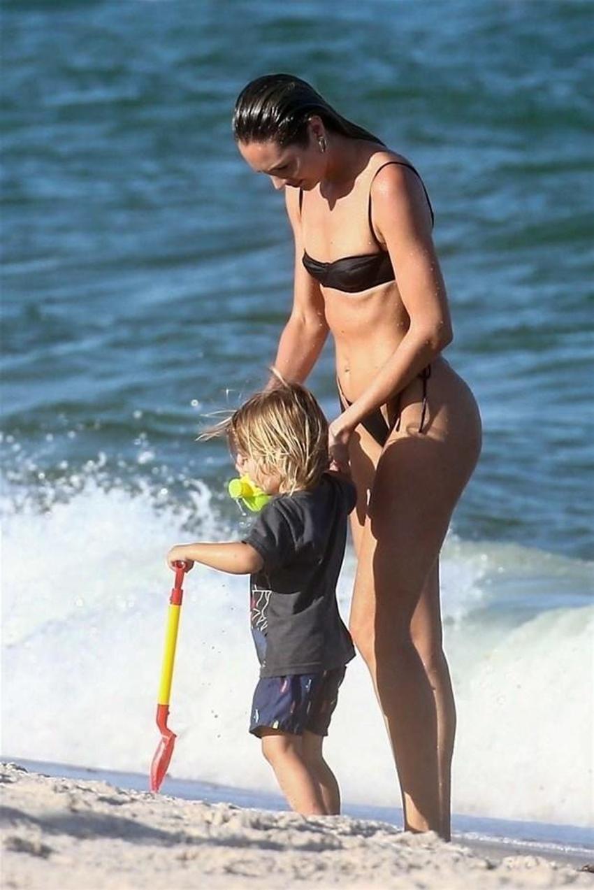 Candice Swanepoel, çocuklarıyla plaj keyfi yaptı