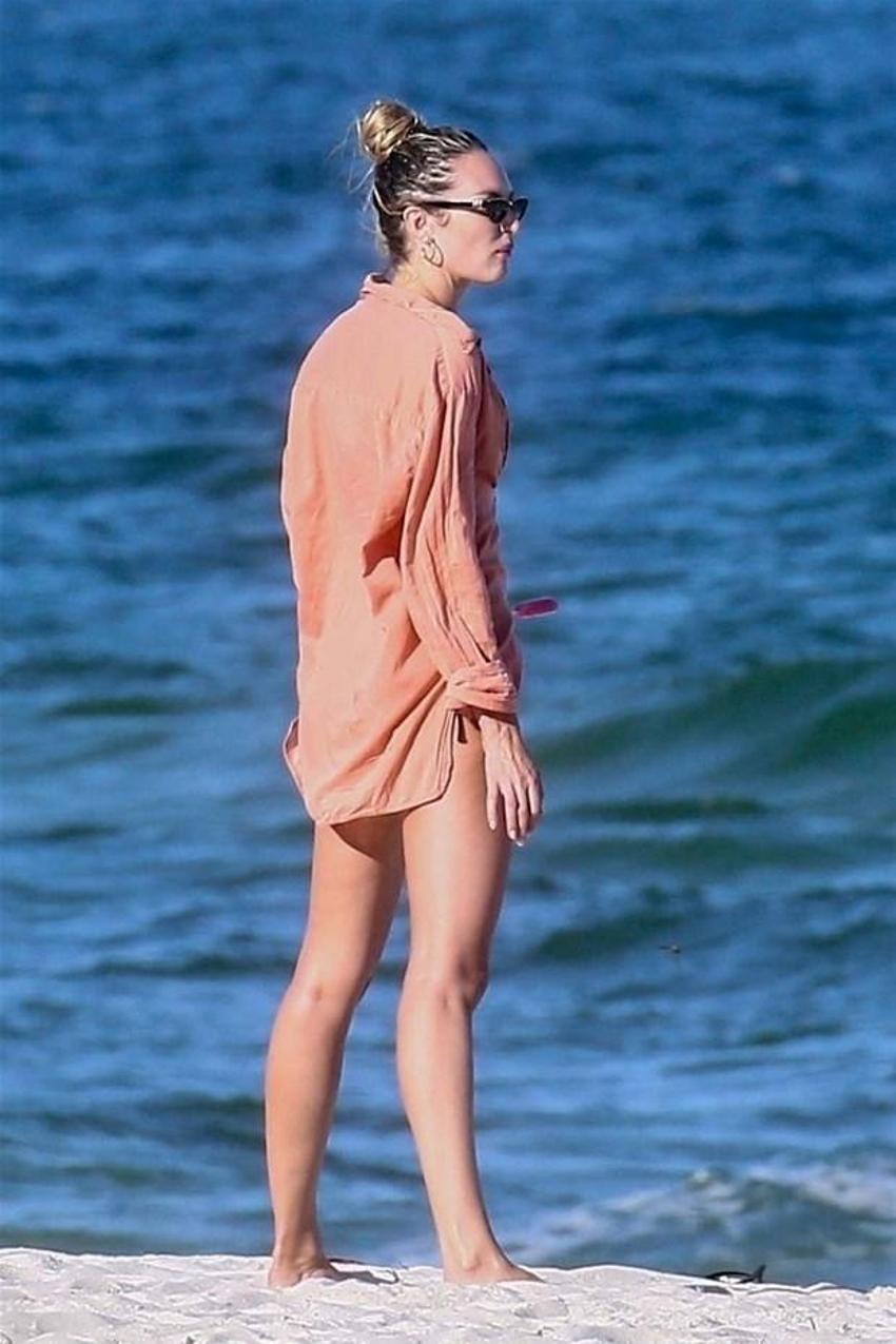 Candice Swanepoel, çocuklarıyla plaj keyfi yaptı
