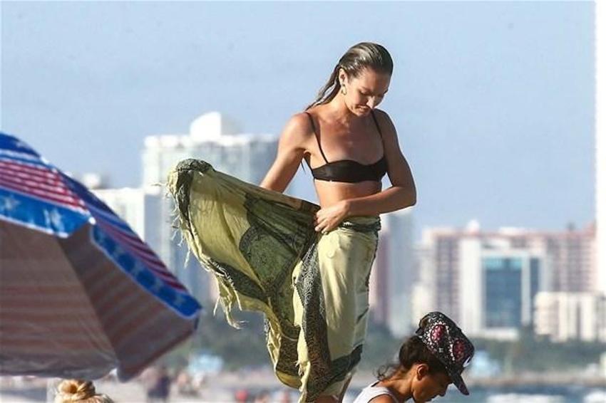 Candice Swanepoel, çocuklarıyla plaj keyfi yaptı