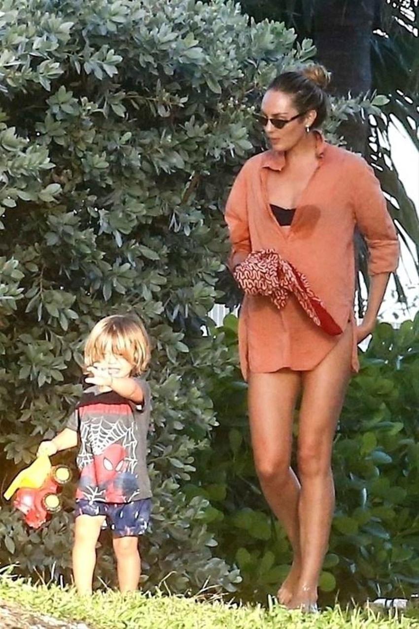 Candice Swanepoel, çocuklarıyla plaj keyfi yaptı