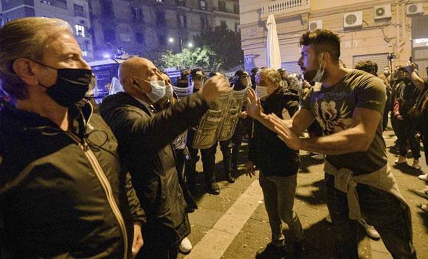 Avrupa'da koronavirüs yasakları olaylı başladı! İtalya'nın Napoli kentinde halk sokaklara döküldü...