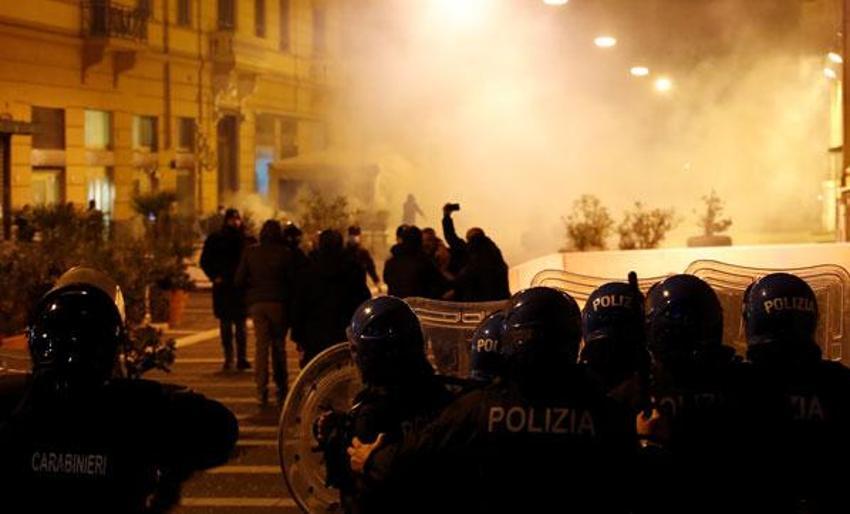 Avrupa'da koronavirüs yasakları olaylı başladı! İtalya'nın Napoli kentinde halk sokaklara döküldü...