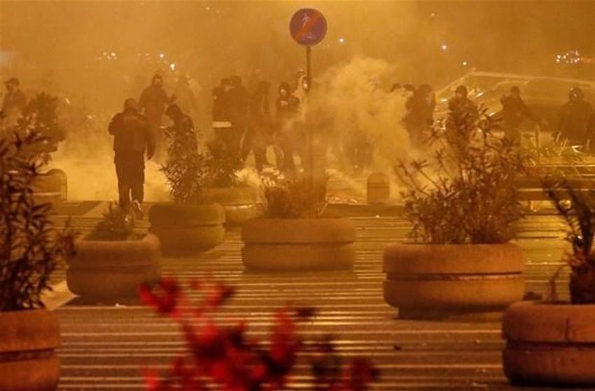 Avrupa'da koronavirüs yasakları olaylı başladı! İtalya'nın Napoli kentinde halk sokaklara döküldü...