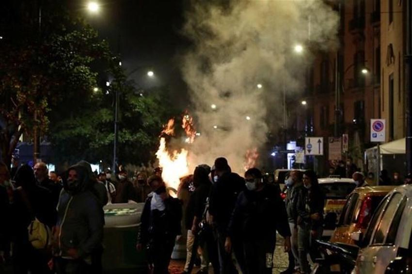 Avrupa'da koronavirüs yasakları olaylı başladı! İtalya'nın Napoli kentinde halk sokaklara döküldü...