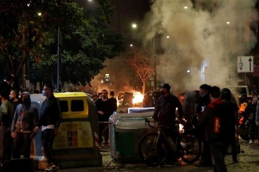 Avrupa'da koronavirüs yasakları olaylı başladı! İtalya'nın Napoli kentinde halk sokaklara döküldü...