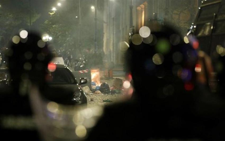 Avrupa'da koronavirüs yasakları olaylı başladı! İtalya'nın Napoli kentinde halk sokaklara döküldü...