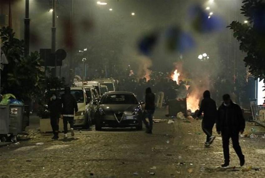 Avrupa'da koronavirüs yasakları olaylı başladı! İtalya'nın Napoli kentinde halk sokaklara döküldü...