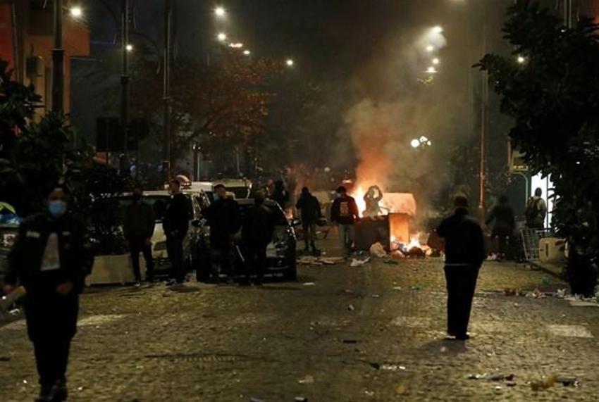Avrupa'da koronavirüs yasakları olaylı başladı! İtalya'nın Napoli kentinde halk sokaklara döküldü...