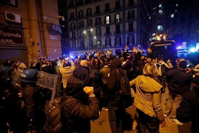 Avrupa'da koronavirüs yasakları olaylı başladı! İtalya'nın Napoli kentinde halk sokaklara döküldü...