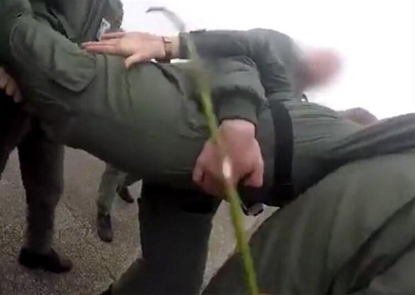 Görüntü depreme yol açtı! Kadın asker...