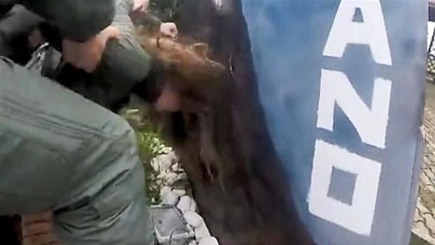 Görüntü depreme yol açtı! Kadın asker...