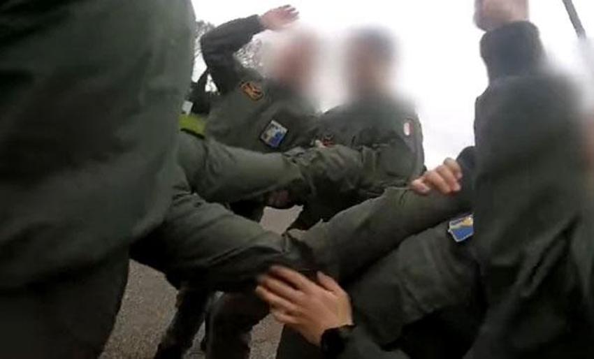 Görüntü depreme yol açtı! Kadın asker...