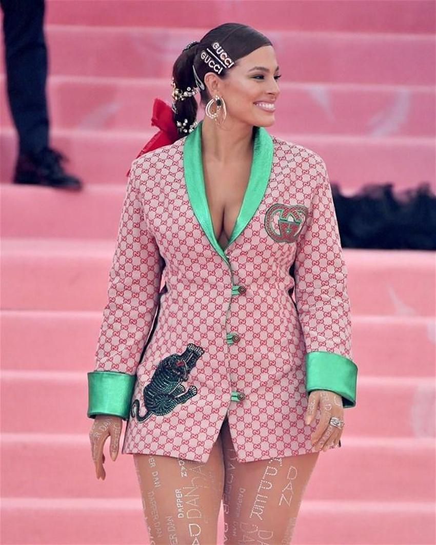 Ashley Graham ayna karşısında çırılçıplak!