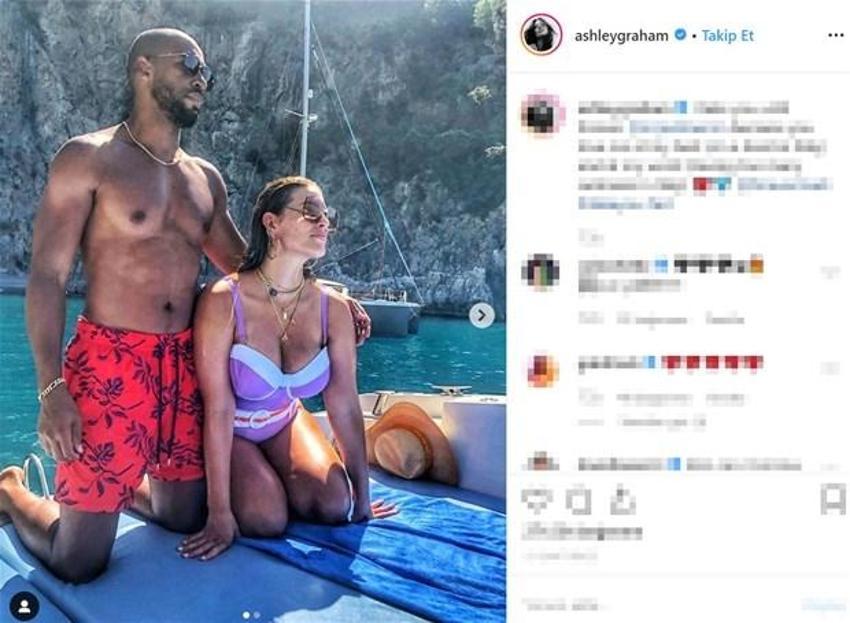 Ashley Graham ayna karşısında çırılçıplak!