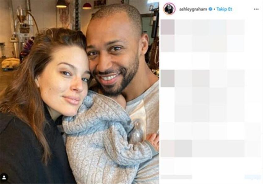Ashley Graham ayna karşısında çırılçıplak!